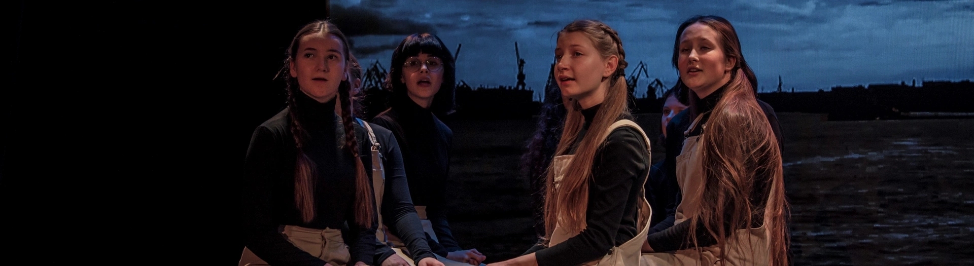 15 СТАРЫХ ЧЕМОДАНОВ И ОДНА СТРАНА